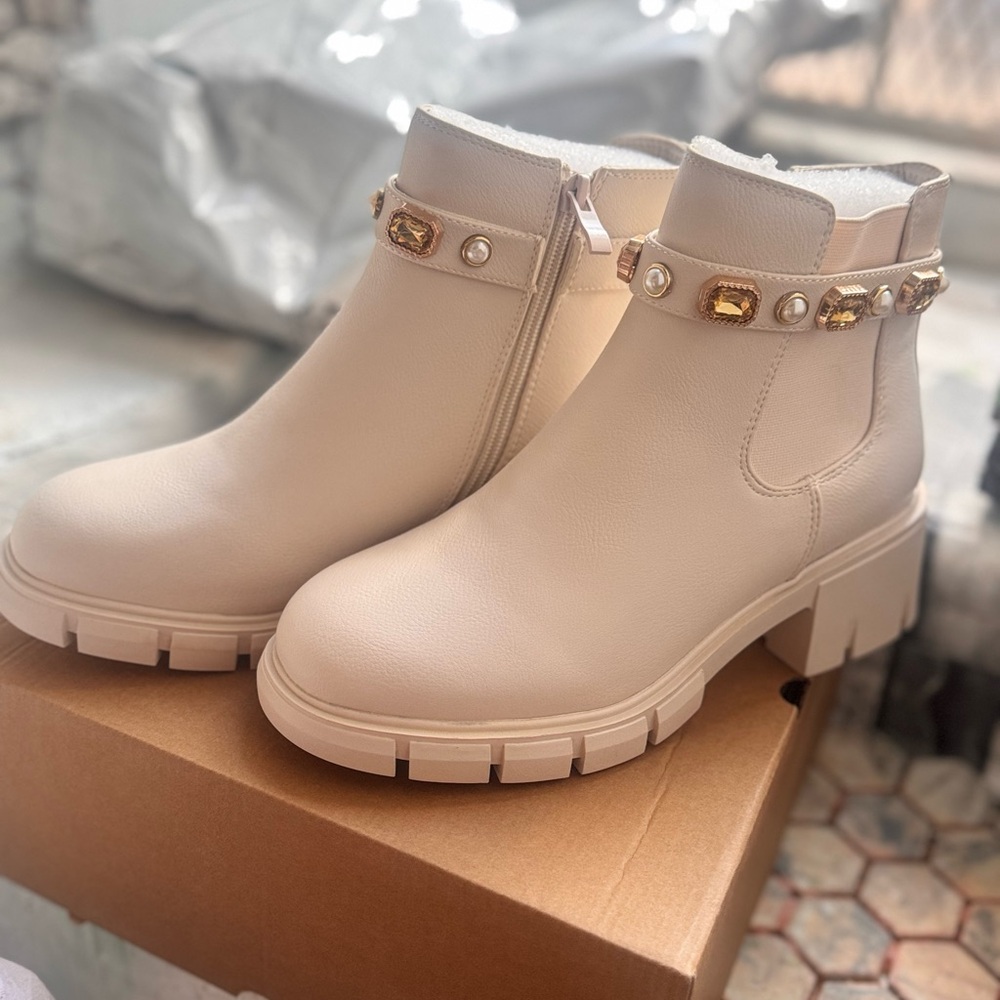 Elegant Cream Ankle Boots with Gold Accents BRAND NEW